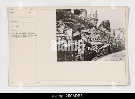 Ruines de la ville d'Arras, France : cette photographie montre les conséquences dévastatrices des tirs d'obus à Arras pendant la première Guerre mondiale. La ville a été réduite en ruines, mettant en évidence les destructions causées par le conflit. Il a été pris par le photographe Reed en 1919 dans le cadre des activités militaires américaines pendant la guerre. Banque D'Images