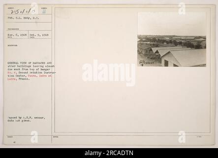 Vue au coucher du soleil des casernes et autres bâtiments du Hangar n° 4, deuxième Centre d'instruction de l'aviation, Tours, France, le 9 octobre 1918. Capturé par le Pvt. C.L. Eddy, S.C. Passé par A.E.F. Censor. Image prise du haut du hangar, face presque plein ouest. 111-SC-25440 Aviation - StillPixFindingAid, Subiect V5440.' Banque D'Images