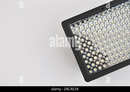 Détail d'un panneau avec de petites lampes LED, montrant la modernité et l'efficacité de ce système d'éclairage. Banque D'Images