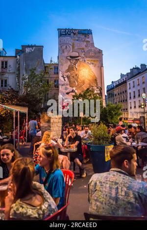 Bar extérieur animé au Cabaret populaire Culture rapide, 20e arrondissement, Paris, France Banque D'Images