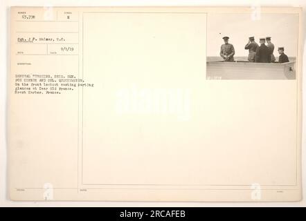 Général Pershing, brigadier. Le général Fox Connor, et le colonel Queckemeyer vus sur le belvédère dans le port de Brest, en France. La photographie a été prise par le sergent J.P. Mulaer, S.C. La légende indique qu'ils font leurs adieux à la France. La photo a été prise le 1 septembre 1919 Banque D'Images