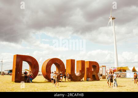 Dour, Belgique. 13 juillet 2023. L'illustration montre les lettres de Dour le deuxième jour de l'édition 2023 du festival de Dour à Dour, le jeudi 13 juillet 2023. Le festival a lieu du 12 au 16 juillet. BELGA PHOTO JUSTIN NAMUR crédit : Belga News Agency/Alamy Live News Banque D'Images