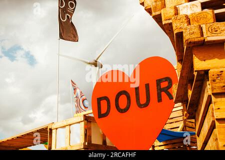 Dour, Belgique. 13 juillet 2023. L'illustration montre le logo du Festival de Dour le deuxième jour de l'édition 2023 du festival de Dour à Dour, le jeudi 13 juillet 2023. Le festival a lieu du 12 au 16 juillet. BELGA PHOTO JUSTIN NAMUR crédit : Belga News Agency/Alamy Live News Banque D'Images