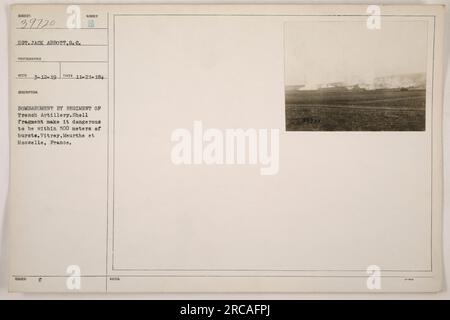 Le sergent Jack Abbott, photographe pour l'armée américaine pendant la première Guerre mondiale, a pris cette photo le 21 novembre 1918. L'image montre un bombardement effectué par un régiment d'artillerie de tranchée à Vitrey, Meurthe et Moselle, France. Des fragments d'obus ont été dispersés autour de la zone, ce qui rend dangereux de se trouver à moins de 500 mètres des obus qui éclatent. Banque D'Images