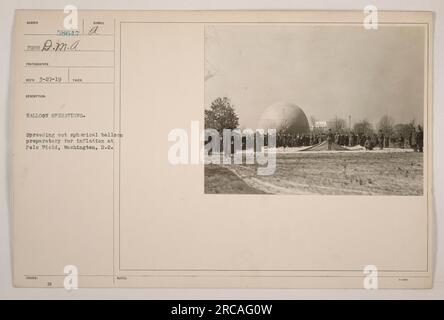 Un équipage déployant un ballon sphérique au Polo Field à Washington, D.C., dans le cadre des opérations de ballon pendant la première Guerre mondiale. La photo a été prise par un photographe de la Défense Media Activity (DMA) le 27 mars 1919. Le ballon est en cours de préparation pour le gonflage. Banque D'Images