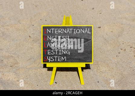 Symbole IELTS. Mots conceptuels IELTS système international de test de langue anglaise sur tableau noir. Beau fond de sable. Business IELTS interne Banque D'Images