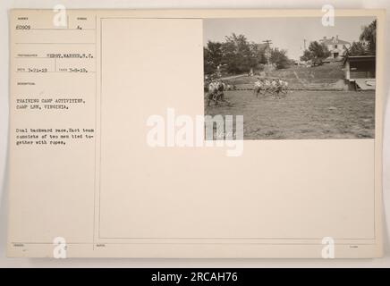 Soldats participant à une activité d'entraînement à Camp Lee, Virginie pendant la première Guerre mondiale Dans cette image, des équipes de deux hommes sont attachés ensemble avec des cordes, en compétition dans une double course arrière. La photographie a été prise par le sergent Warner du signal corps, et elle a été reçue le 21 juillet 1919, avec la date de capture originale du 8 juillet 1919. Banque D'Images
