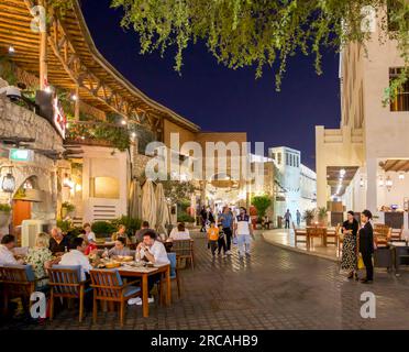 Les gens dans Souq Waqif, Doha, Qatar la nuit Banque D'Images