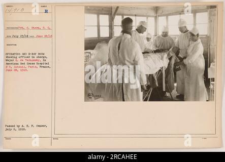 Salle d'opération et de radiographie à l'hôpital de la Croix-Rouge américaine #5, Auteuil, Paris, France. La photographie montre le major G. de Tarnowsky, l'officier responsable, le 23 juillet 1918. L'image a été prise le 28 juin 1918 par le soldat C. Stern. Il a été autorisé pour publication par le censeur A. E. P. le 8 juillet 1918. Banque D'Images