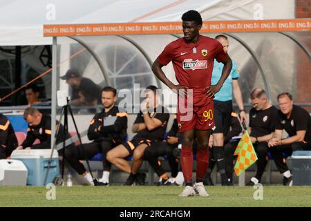 Vlaardingen, pays-Bas. 13 juillet 2023. VLAARDINGEN, PAYS-BAS - JUILLET 13 : Zini de l'AEK Athènes regarde lors de l'AEK Athene de la saison 2022-2023 du FC Shakhtar Donetsk au Sportpark CWO le 13 juillet 2023 à Vlaardingen, pays-Bas (photo de Broer van den Boom/Orange Pictures) crédit : Orange pics BV/Alamy Live News Banque D'Images