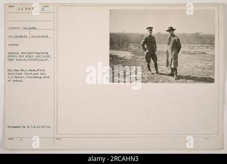 Major général W.J. Snow, chef de l'artillerie de campagne, et le colonel A.H. Carter, discutant du travail de la Central Officers' Training School à Camp Taylor, Louisville, Kentucky. La photo a été prise le 5 novembre 1918 et reçue le 22 novembre 1918. Il a été pris par le soldat Labbe et publié par le M.I.B. le 23 novembre 1918. Banque D'Images