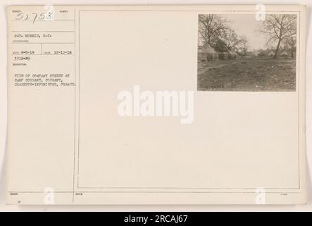 Rue de l'entreprise au Camp courant, courant, Charente-Inferieure, France. La photographie, prise le 10 décembre 1918, montre une vue de la rue dans le camp. L'image a été capturée par SOT. Morris, S.C. dans le cadre de la série de photographies de 52753 documentant les activités militaires américaines pendant la première Guerre mondiale Banque D'Images