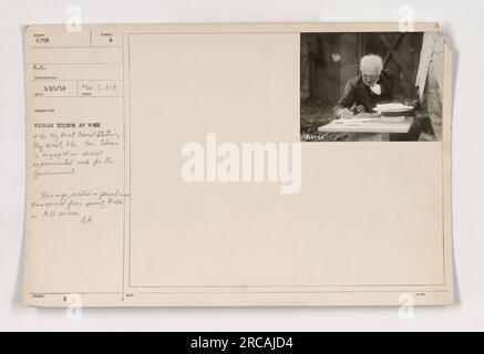Sur cette photographie, Thomas Edison peut être vu à son bureau, écrivant. L'image le capture travaillant à la base navale de Key West à Key West, en Floride. La date de la photo est mentionnée comme le 7 mars 1918. Edison est engagé dans un travail expérimental secret pour le gouvernement pendant la première Guerre mondiale. Les détails de la photo, comme les initiales du photographe et le symbole d'émission, ont été transférés de l'impression portant la marque P-106. Banque D'Images