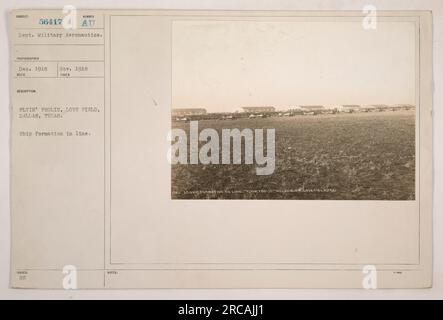 La photographie intitulée 'Flyin' Frolic, Love Field, Dallas Texas' montre une formation de navire en ligne. La photo a été prise en décembre 1918 ou novembre 1918 par le département de l'UA. Photographe aéronautique militaire. Aucun détail ou légende supplémentaire n'a été fourni. Banque D'Images