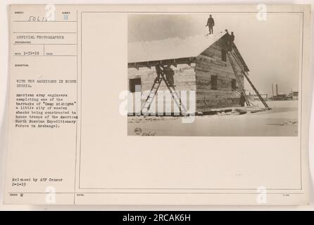 Des ingénieurs de l'armée américaine sont vus en train de terminer l'une des casernes du 'Camp Michigan' à Archange, dans le nord de la Russie. Cette ville de cabane en bois est en cours de construction pour abriter les troupes des forces expéditionnaires nord-russes américaines. Cette photo a été prise pendant la première Guerre mondiale. Banque D'Images