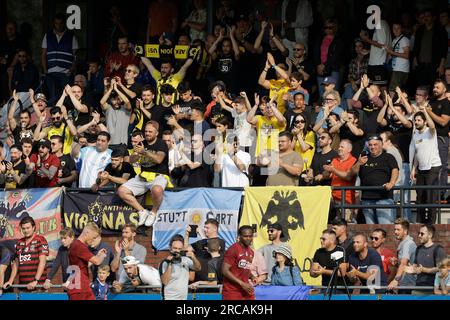 Vlaardingen, pays-Bas. 13 juillet 2023. VLAARDINGEN, PAYS-BAS - JUILLET 13 : fans de l'AEK Athènes lors de l'AEK Athene de la saison 2022-2023 du FC Shakhtar Donetsk au Sportpark CWO le 13 juillet 2023 à Vlaardingen, pays-Bas (photo de Broer van den Boom/Orange Pictures) crédit : Orange pics BV/Alamy Live News Banque D'Images