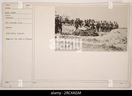 Des soldats du 13th Engineer Railway corps participent aux cérémonies du Memorial Day en 1918 à Fleury. La photo a été prise par un photographe le 11 avril 1919 et porte le numéro 47118. Il fait partie de la collection de photographies de la première Guerre mondiale des activités militaires américaines. Banque D'Images