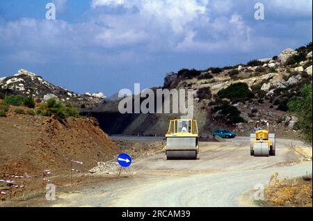 Rouleaux de construction de routes emballage de la terre sur la route Rhodes Grèce Banque D'Images