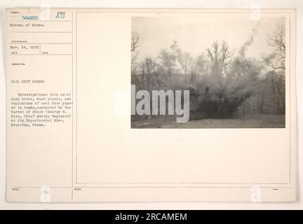 Photographie des enquêtes menées par le Bureau des mines sur les bombes à poussière de charbon à la mine expérimentale de Bruceton, Pennsylvanie. L'image capture l'essai et l'étude des nuages de poussière et des explosions causées par les bombes de poussière de charbon. L'enquête a été menée par George S. Rice, ingénieur minier en chef du Bureau des mines. 14 novembre 1918. Banque D'Images