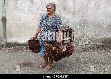 Roma Gypsy Woman France. Femmes roms françaises vendant des paniers en osier faits à la main dans la rue à Saint Michel en Greve, Côtes-d'Armor, Bretagne, France . 10 juillet 2023. HOMER SYKES des années 2020. Banque D'Images