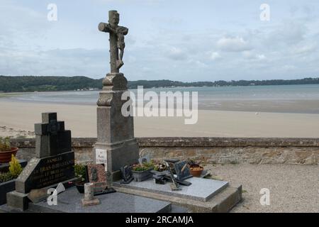 Le cimetière maritime de l'église de Saint-Michel-en-grève. L'église est dédiée à St Michel l'Archange et donne sur l'immense plage large où pendant la Seconde Guerre mondiale l'opération Author a eu lieu le 10-11 août 1944. Les troupes britanniques et américaines débarquent avec du carburant et des munitions pour la Task Force du général Patton, qui est responsable de la libération de Brest de l'armée d'occupation allemande. Saint Michel en Greve, Côtes-d'Armor, Bretagne, France. 10 juillet 2023. HOMER SYKES des années 2020 Banque D'Images