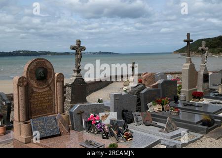 Saint-Michel-en-grève, Bretagne France. Le cimetière maritime de l'église de Saint-Michel-en-grève. L'église est dédiée à St Michel l'Archange et donne sur l'immense plage large où pendant la Seconde Guerre mondiale l'opération Author a eu lieu le 10-11 août 1944. Les troupes britanniques et américaines débarquent avec du carburant et des munitions pour la Task Force du général Patton, qui est responsable de la libération de Brest de l'armée d'occupation allemande. Saint Michel en Greve, Côtes-d'Armor, Bretagne, France. 10 juillet 2023. HOMER SYKES des années 2020 Banque D'Images