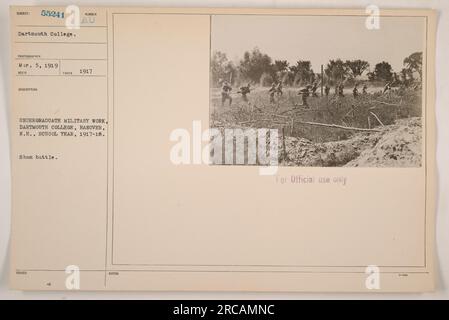 L'image capture une fausse bataille au cours de l'année scolaire 1917-18 au Dartmouth College, Hanover, NH. La photographie fait partie d'une collection d'activités militaires américaines pendant la première Guerre mondiale. L'image a été prise en 1917 pour un usage officiel seulement et est numérotée comme TRAVAIL MILITAIRE DE PREMIER CYCLE DE l'UA. Banque D'Images