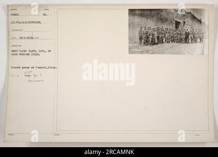 West point classe de 1921 visitant Pompéi, Italie lors de leur tournée en Italie. Cette photo montre le quatrième groupe d'étudiants sur le site archéologique historique. L'officier responsable est le lieutenant-colonel Geo. R. Harrison. Informations sur le photographe : BECD 12-1-1919. La photo a la description du symbole 'West point Class, 1921, en tournée à travers l'Italie.' Banque D'Images