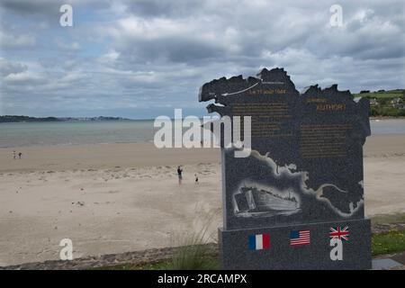 Mémorial de la Seconde Guerre mondiale sur la plage de Saint-Michel-en-grève où, pendant la Seconde Guerre mondiale, Author a eu lieu le 10-11 août 1944. Les troupes britanniques et américaines débarquent avec du carburant et des munitions pour la Task Force du général Patton, qui est responsable de la libération de Brest de l'armée d'occupation allemande. Saint Michel en Greve, Côtes-d'Armor, Bretagne, France. 10 juillet 2023. HOMER SYKES des années 2020 Banque D'Images