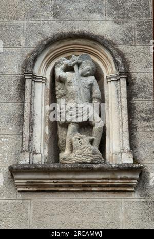 St Michael tuant un dragon, sculpté dans le granit sur le mur extérieur par l'artiste français Morley Troman à l'église St Michel. Saint Michel n'est pas un saint, mais plutôt un ange, et le chef de tous les anges et de l'armée de Dieu. Saint Michel en Greve, Côtes-d'Armor, Bretagne, France 10 juillet 2023. HOMER SYKES des années 2020. Banque D'Images