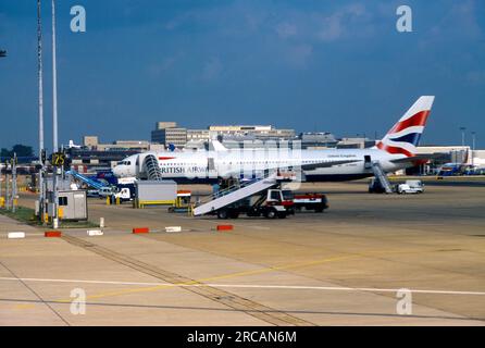 Aéroport de Gatwick British Airways avion sur Tarmac West Sussex Angleterre Banque D'Images