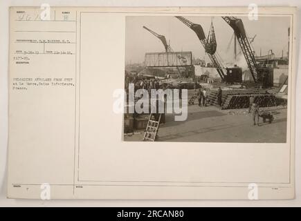 Personnel militaire américain déchargeant un avion d'un navire au Havre, Seine Inferieure, France. La photographie a été prise le 14 novembre 1918 par R.M. Barnes. L'image porte le numéro de photo 3177-89. Banque D'Images