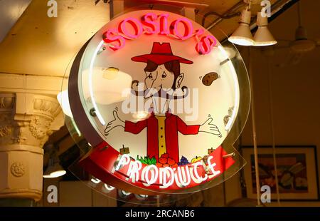 Panneau lumineux pour Sosio's fruit & Produce fruits & légumes Stall main Arcade Pike place Market Seattle Washington State USA Banque D'Images
