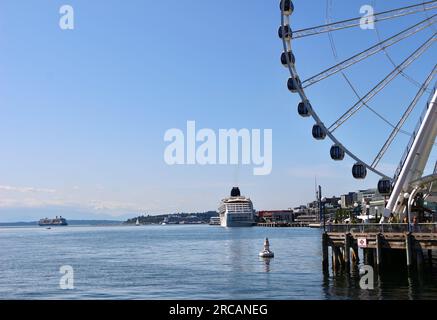 Seattle Great Wheel grande roue et bateaux de croisière dans le port et en mer Puget Sound Pier 56 The Waterfront Seattle Washington State USA Banque D'Images