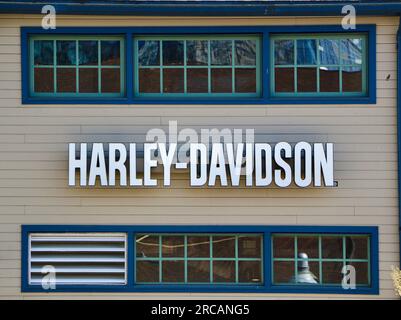 Signalisation pour le premier magasin de pourvoirie de style de vie de Mt Rainier Harley-Davidson Motor cycles Alaskan Way Pier 54 Seattle, État de Washington, États-Unis Banque D'Images