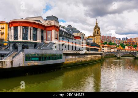 Art déco Mercado de la Ribera près de la rivière Nervión est probablement le plus grand marché alimentaire intérieur d’Europe. Vieille ville de Bilbao, pays Basque, Espagne. Banque D'Images