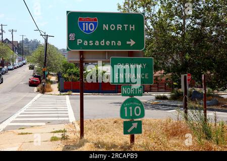 Los Angeles, Californie : panneaux de l'Interstate 110 North – Parkway Entrance – California 110 Banque D'Images