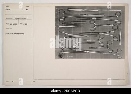 Image représentant une collection d'instruments chirurgicaux sur une table. La photographie a été prise par le signal corps en 1920 et porte le numéro 68858. La légende indique que l'image représente des instruments chirurgicaux, qui ont probablement été utilisés pendant la première Guerre mondiale. Banque D'Images