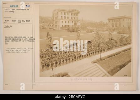 Des hommes enrôlés suivent une formation en mécanique de moteur à gaz et en réparation automobile à l'Université de Pittsburgh, Pennsylvanie. Le programme de formation a duré cinq semaines, avec 8 1/2 heures de formation technique par jour. Cette photographie a été prise en juin 1918 et reçue de l'Université de Pittsburgh. Il est classé dans le sujet 54990 et a été pris pour un usage officiel seulement. Banque D'Images