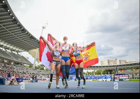 Paris, France. 13 juillet 2023. PARIS, FRANCE - JUILLET 13 : Sara Andres Barrio d'Espagne, Fleur Jong des pays-Bas et Marissa Papaconstantinou du Canada après avoir participé à la finale du 100m T64 féminin le jour 6 des Championnats du monde de para-athlétisme Paris 2023 au Stade Charlety le 13 juillet 2023 à Paris, France (photo de Marcus Hartmann/BSR Agency) crédit : Agence BSR/Alamy Live News Banque D'Images