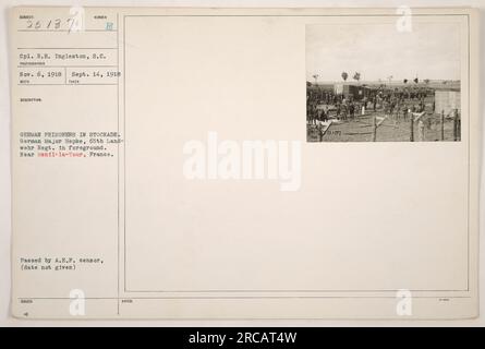 Prisonniers allemands dans une palissade près de Menil-la-Tour, France, 14 septembre 1918. La photographie montre le caporal R.H. Ingleston et le major allemand Hepke du 65e régiment de Landwehr. Cette image a été prise par un photographe inconnu et reçue par le censeur de l'A.E.P. Il fait partie de la collection « photographies des activités militaires américaines pendant la première Guerre mondiale ». Banque D'Images