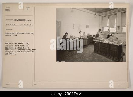 Vue du bureau de Port Adjutant à Hoboken, New Jersey. Ce bureau sert de point central pour tous les documents qui transitent par le siège et est chargé de les distribuer aux divers bureaux. La photographie a été prise le 25 juin 1919 par le photographe SOT, Stemizer, S.C. Banque D'Images