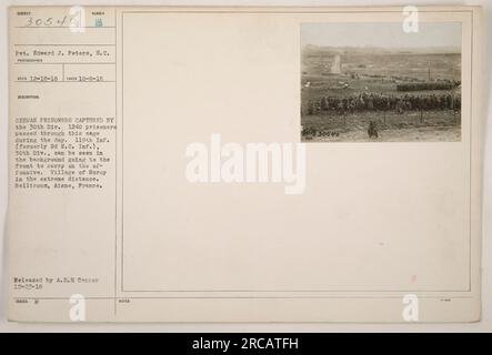 Prisonniers allemands capturés par la 30e division. 1240 prisonniers sont passés par cette cage pendant la journée. Le 119th Infantry, anciennement le 2nd machine Corp Infantry, de la 30th Division, peut être vu en arrière-plan allant au front pour mener l'offensive. Village de Noroy peut être vu dans la distance extrême. Bellicourt, Aisne, France. Banque D'Images