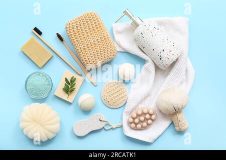 Composition avec différents accessoires de bain et produits cosmétiques sur fond de couleur Banque D'Images