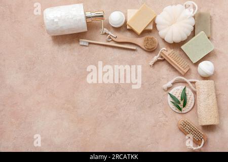 Composition avec différentes fournitures de bain et cosmétiques sur fond de couleur Banque D'Images