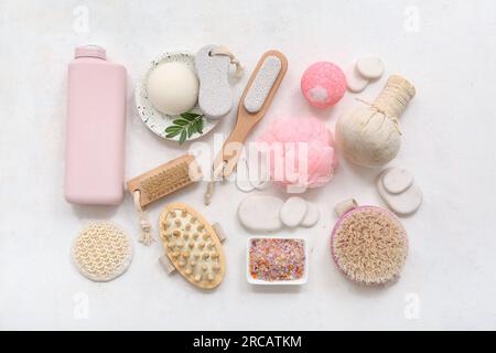 Composition avec différents accessoires de bain et produits cosmétiques sur fond clair Banque D'Images