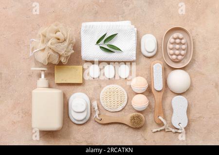 Composition avec différentes fournitures de bain et produits cosmétiques sur fond de couleur Banque D'Images