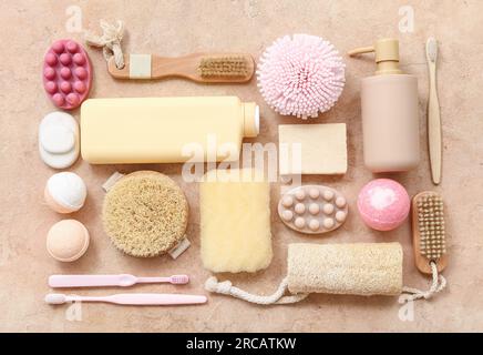 Composition avec différentes fournitures de bain et cosmétiques sur fond de couleur Banque D'Images