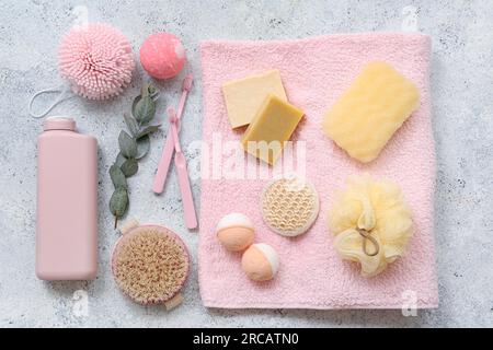 Composition avec différentes fournitures de bain et branche d'eucalyptus sur fond clair Banque D'Images