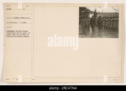 Le président Woodrow Wilson est vu inspecter une Garde d'honneur française à son arrivée à Chaumont, haute Marne, France. La photographie a été prise en 1918 par un photographe pour le United States signal corps. L'image est numérotée 62906 et a été publiée plus tard dans le cadre d'une collection de photographies illustrant les activités militaires américaines pendant la première Guerre mondiale. Banque D'Images